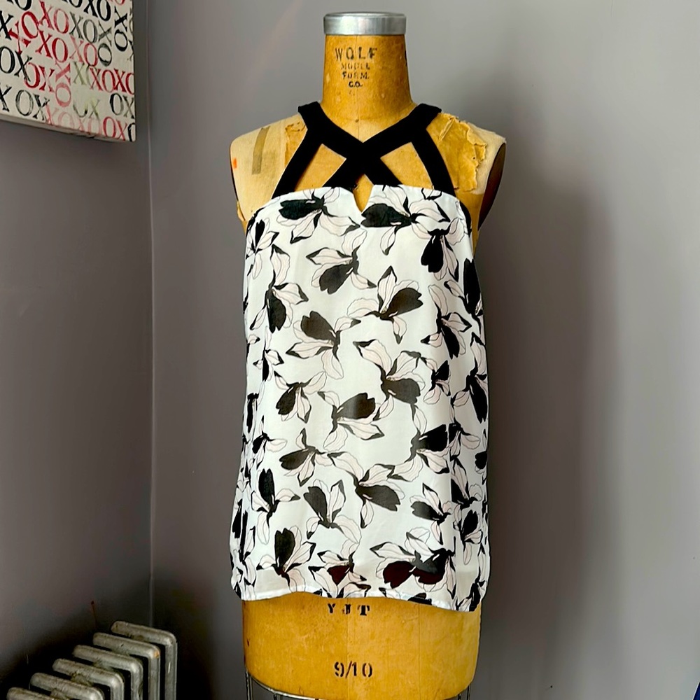 Like New Sleeveless Top With Strappy Neckline